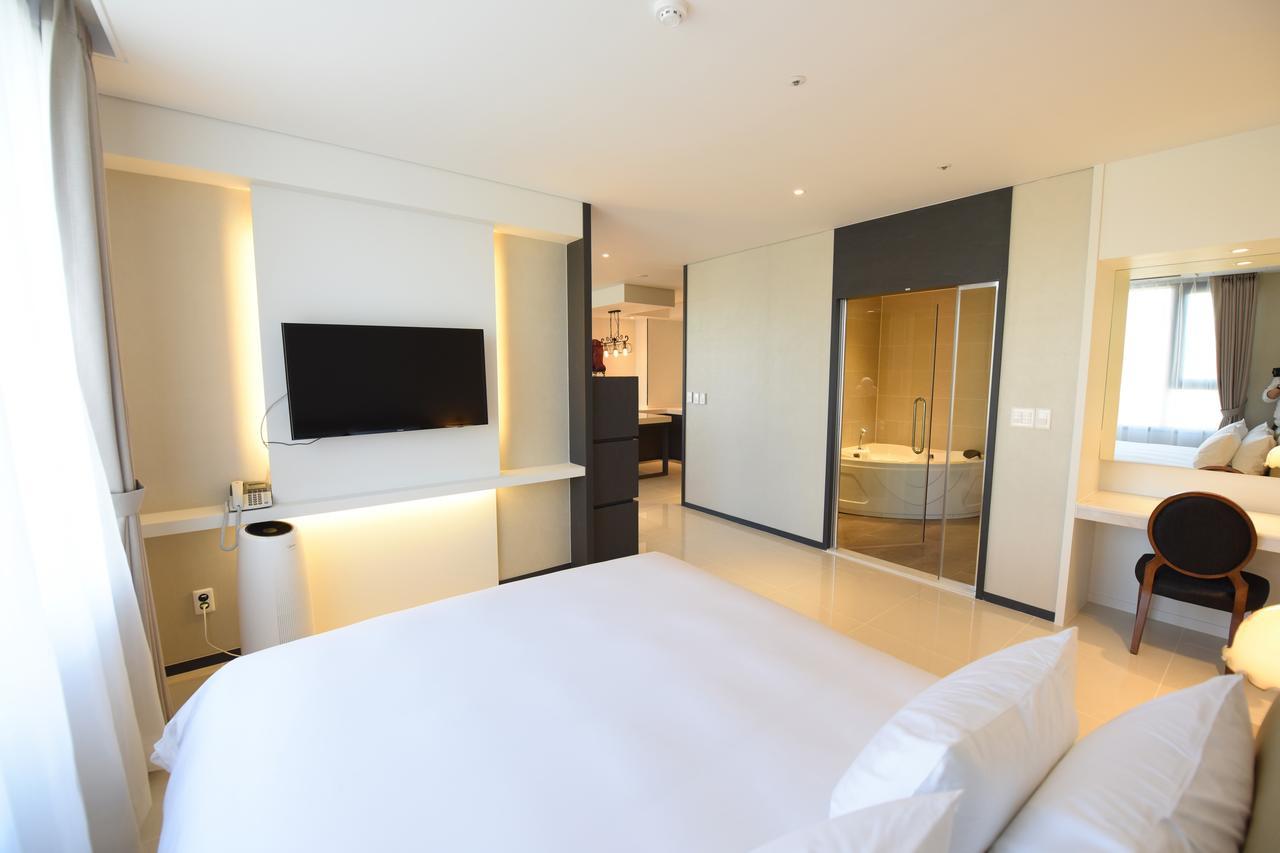 Geoje Artnouveau Suite Hotel Екстер'єр фото