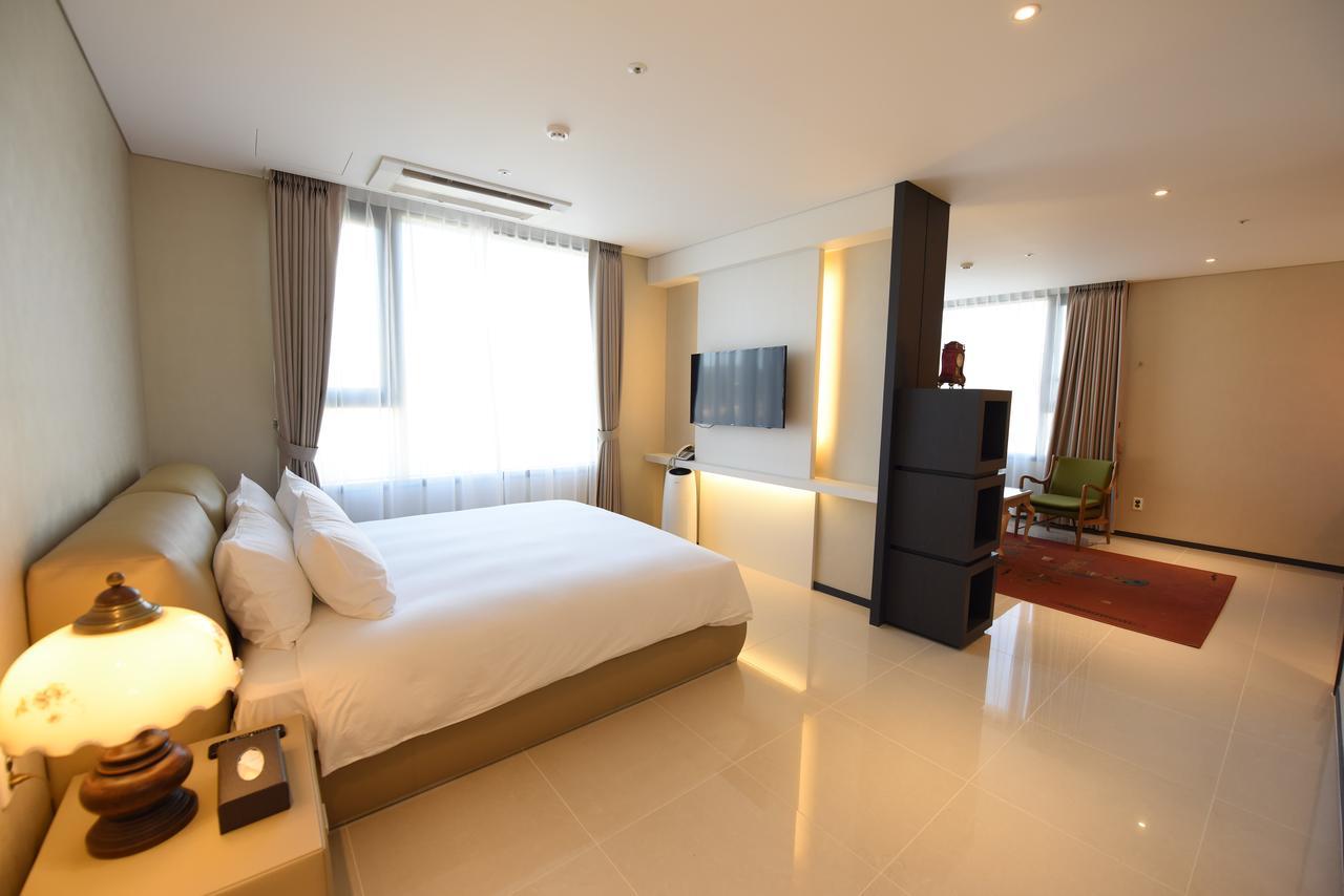 Geoje Artnouveau Suite Hotel Екстер'єр фото